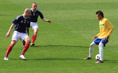 南亚体育焦点-三笘薰进球后指天纪念恩师